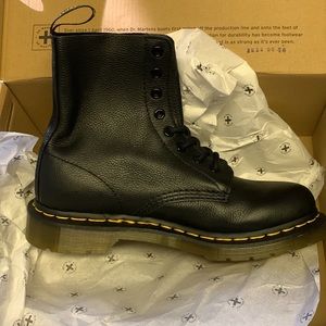 Dr. Martens 1460 Pascal Virginia Leather Boots in the color Black, size US 9.